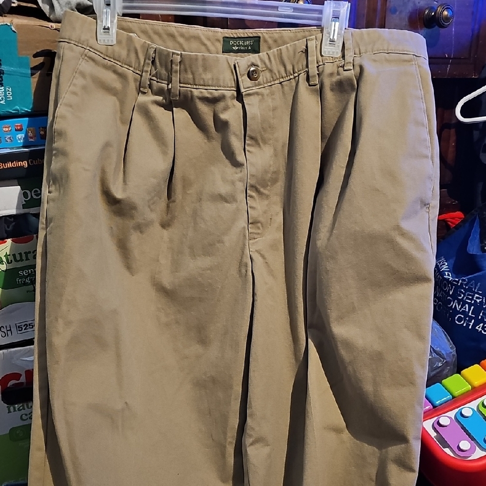 !!.         Men's 36X32  Khaki Chinos.   ...S1
